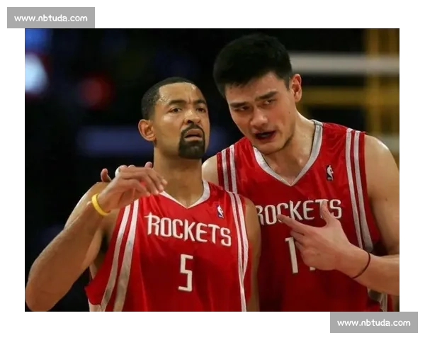 姚明对决霍华德内线巅峰较量见证中美巨人时代碰撞篮球历史经典瞬间回顾